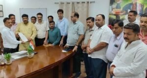 पुलिस अधीक्षक कुंवर अनुपम सिंह को ज्ञापन सौंपते श्री राम डोल धार्मिक कमेटी के कार्यकर्त्ता