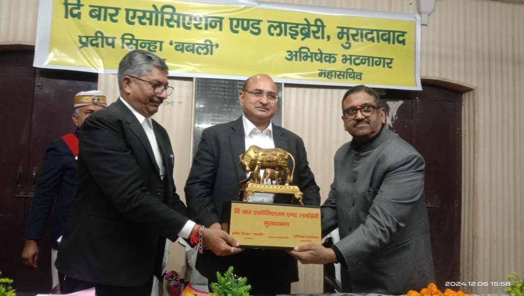 जिला जज को स्मृति चिन्ह भेंट करते महासचिव अभिषेक भटनागर एवं अध्यक्ष प्रदीप सिन्हा उर्फ बबली