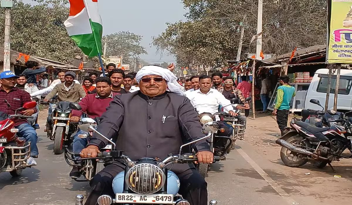 पूर्व MLA Khurshid Alam चप्पलों की माला लेकर पहुंचे कार्यक्रम में, जनता से बोले - अगर काम नहीं किया तो पहनाओ