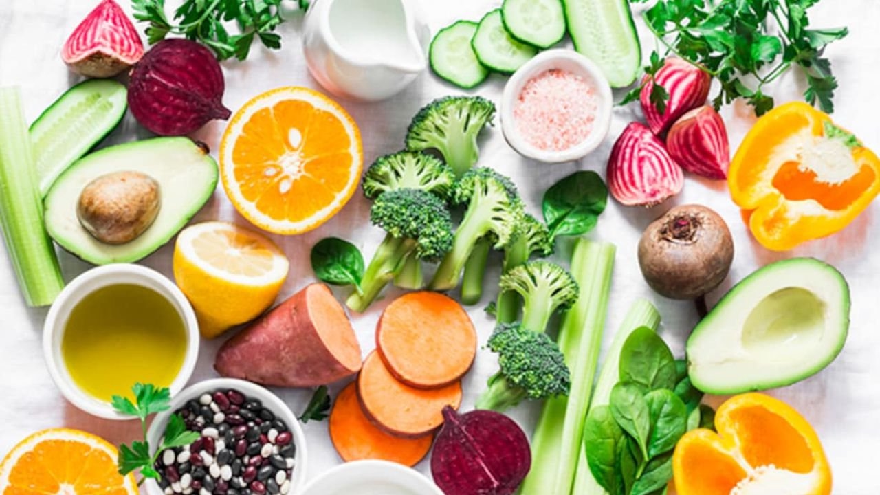 Vitamin B12 से भरपूर शाकाहारी खाद्य पदार्थ, जानिए कौन से फल और सब्जियां दे सकती हैं विटामिन B12