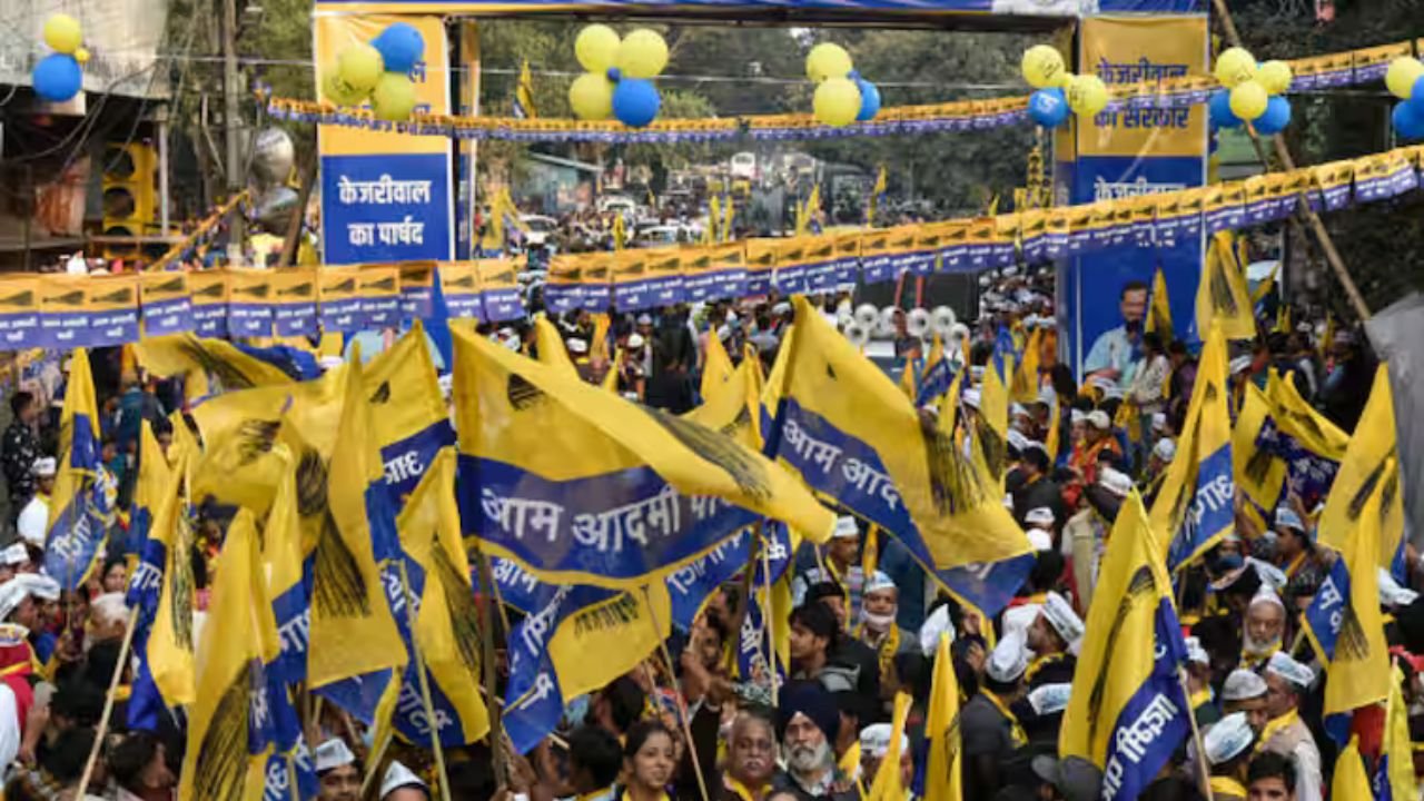 Delhi news: दिल्ली में ‘आप’ को बड़ा झटका: कई पार्षदों ने थामा बीजेपी का दामन, मेयर चुनाव में बीजेपी की बढ़त तय?